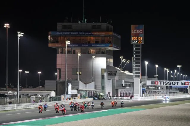 Jorge Martín davanti al gruppo a Doha nel