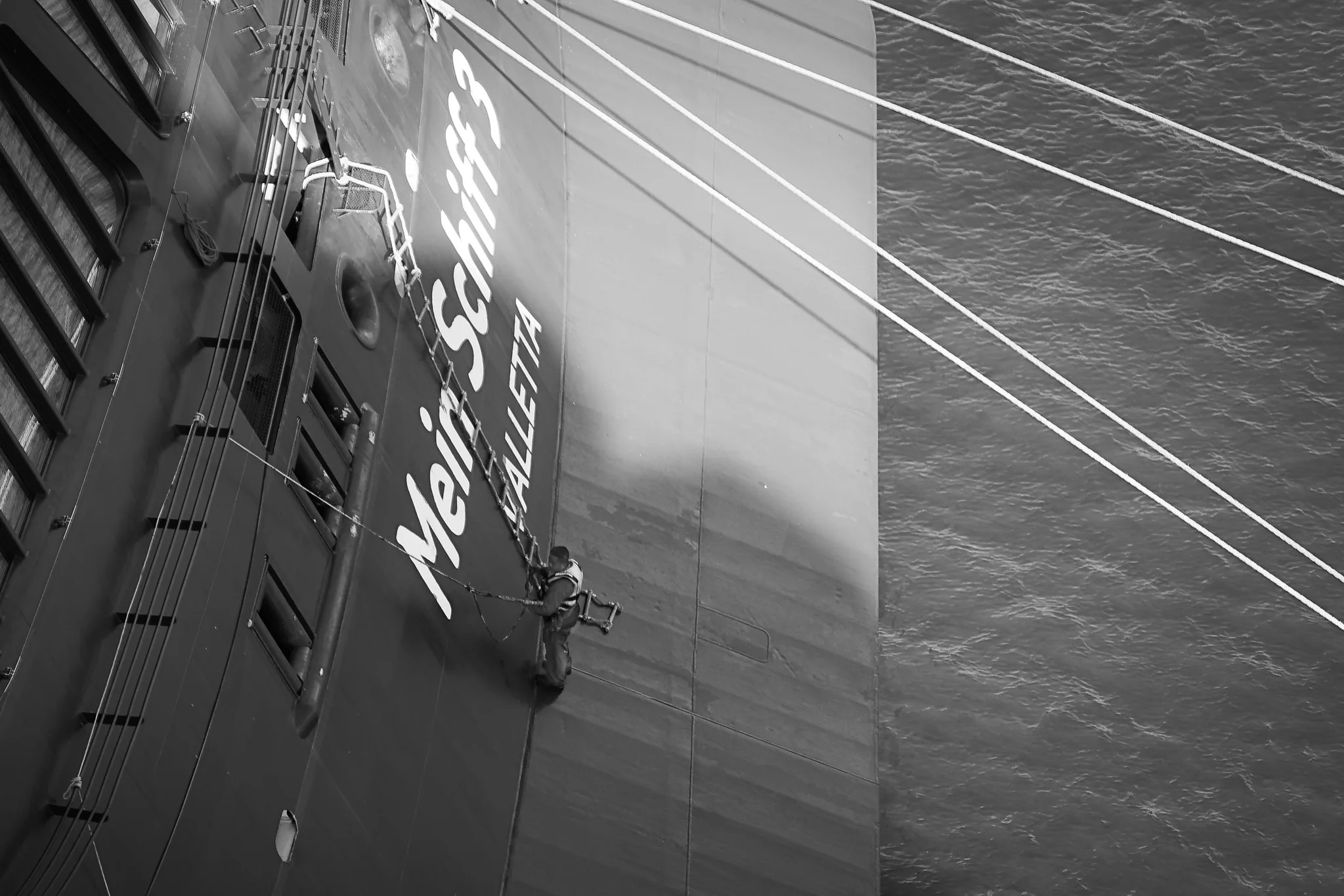 Il nome Mein Schiff 3 sulla poppa durante una pulizia a Saint Martin nel 2023, foto d’archivio
