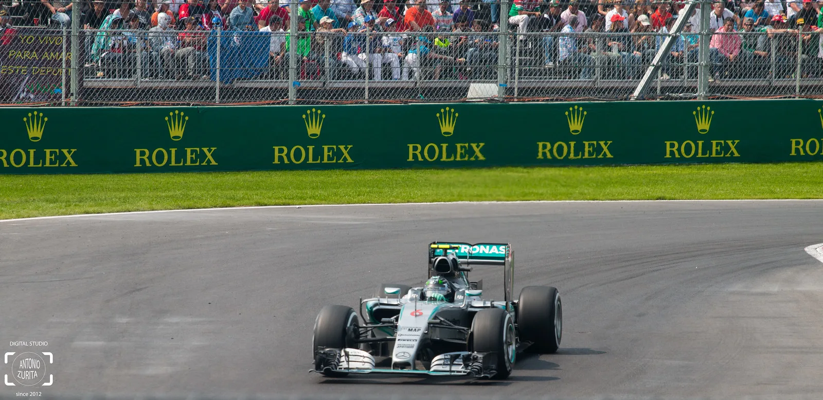 Una Mercedes di Formula 1 davanti alle tribune dell’Autódromo Hermanos Rodríguez nel 2015