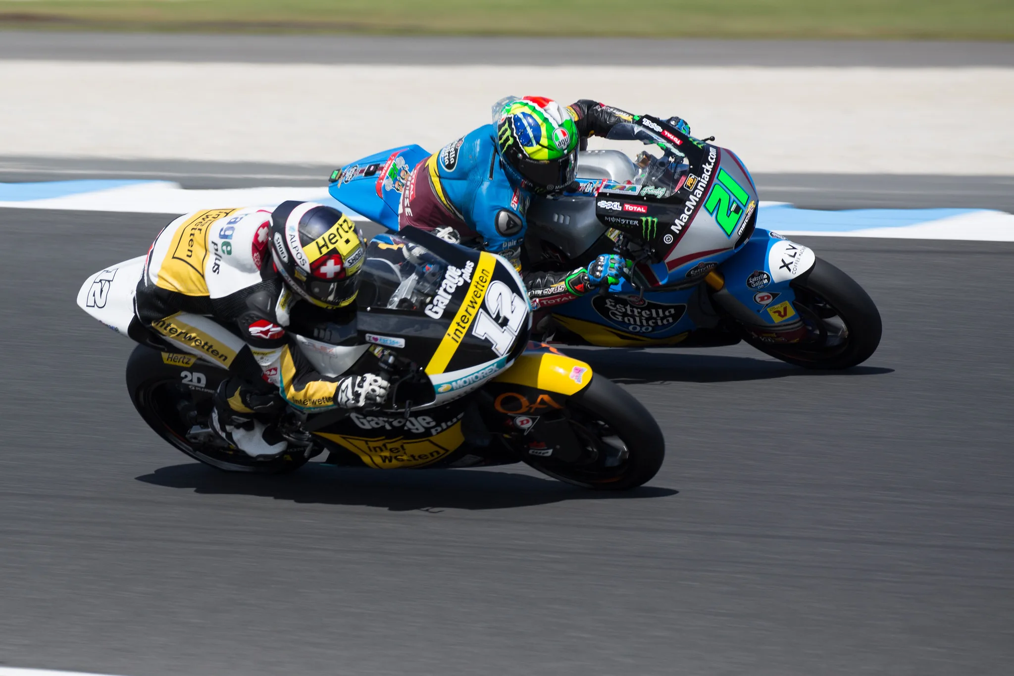 Thomas Lüthi numero 12 e Franco Morbidelli numero 21 in curva nella gara Moto2 di Phillip Island del 2016