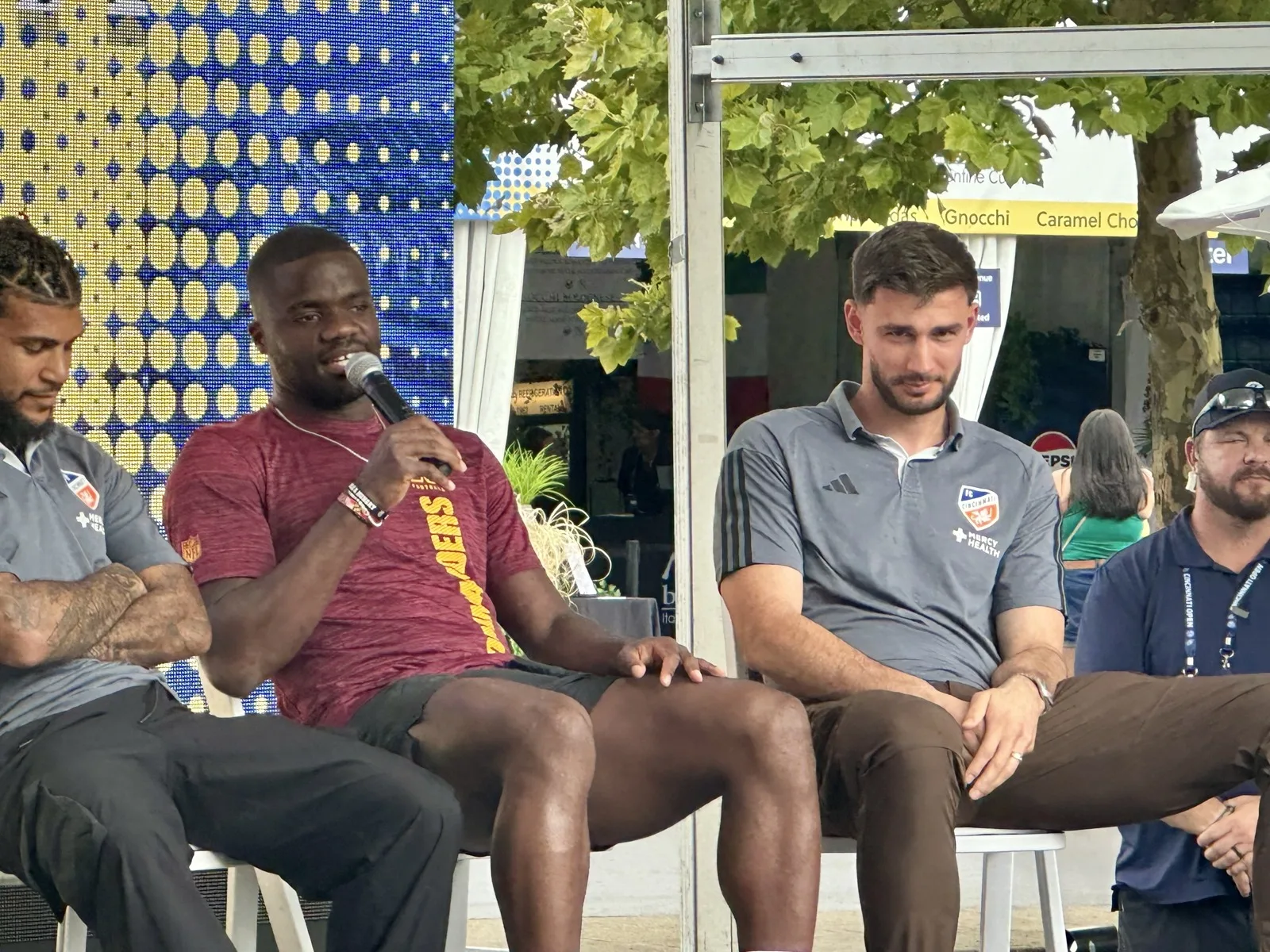 Frances Tiafoe seduto parla al microfono, foto d’archivio del 15 agosto 2024