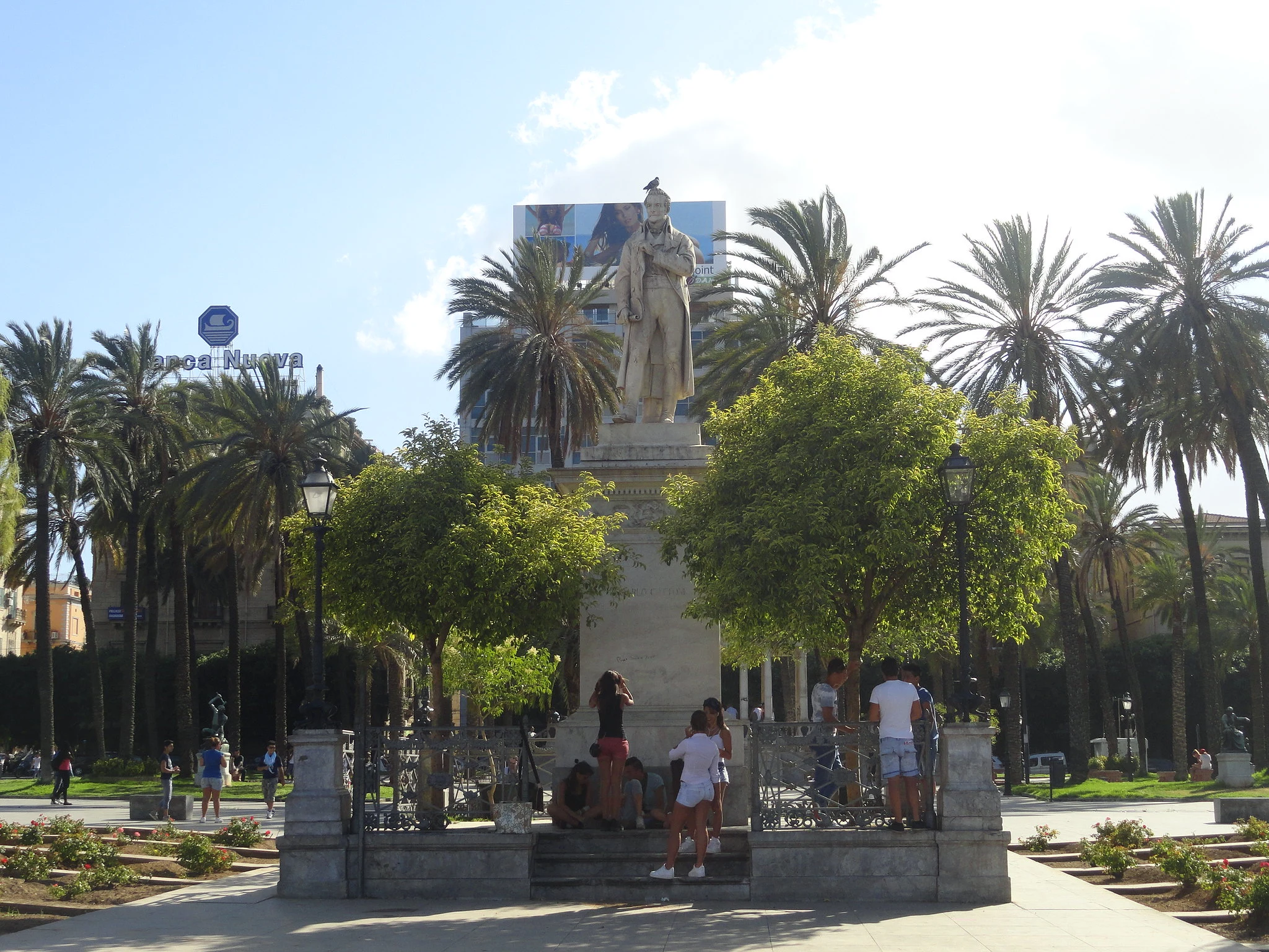 Monumento e palme in piazza Castelnuovo a Palermo, fotografia di archivio del 2013