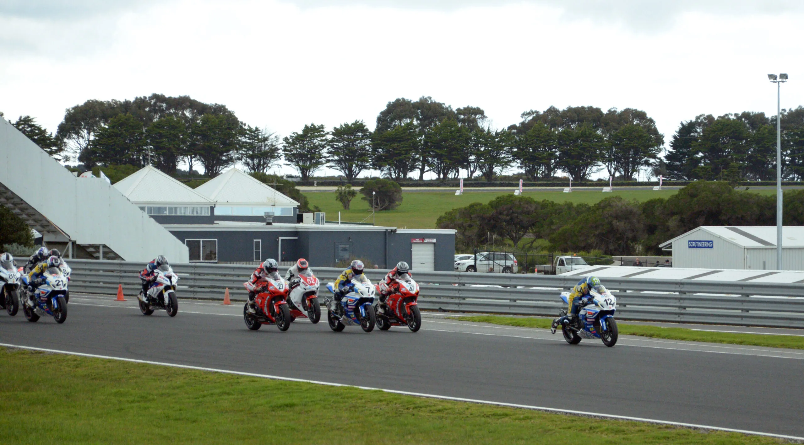 Piloti del campionato australiano Superbike sul rettilineo di Phillip Island nel 2012
