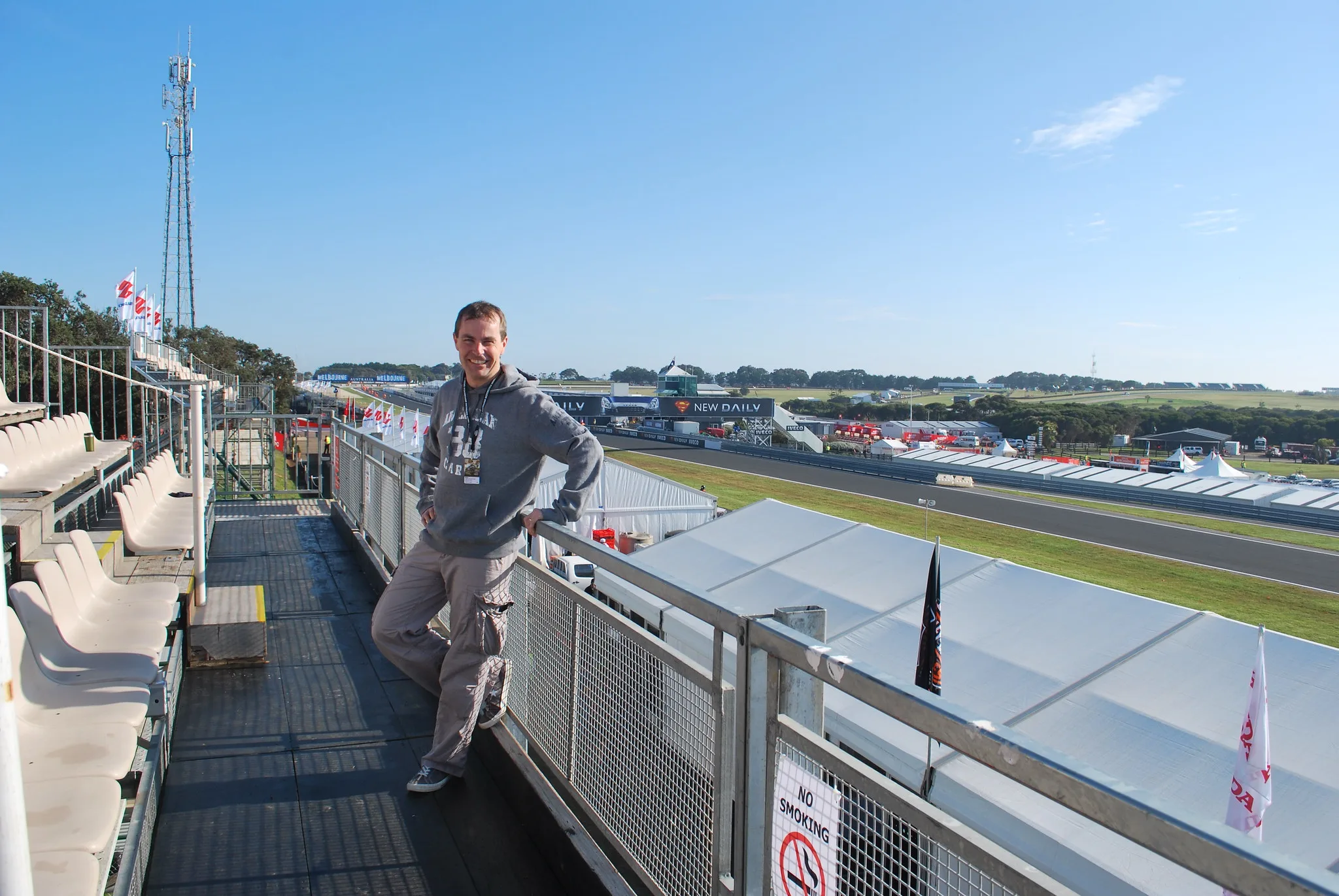 Un visitatore sulla tribuna sopra il rettilineo di Phillip Island, fotografia del 14 ottobre 2011
