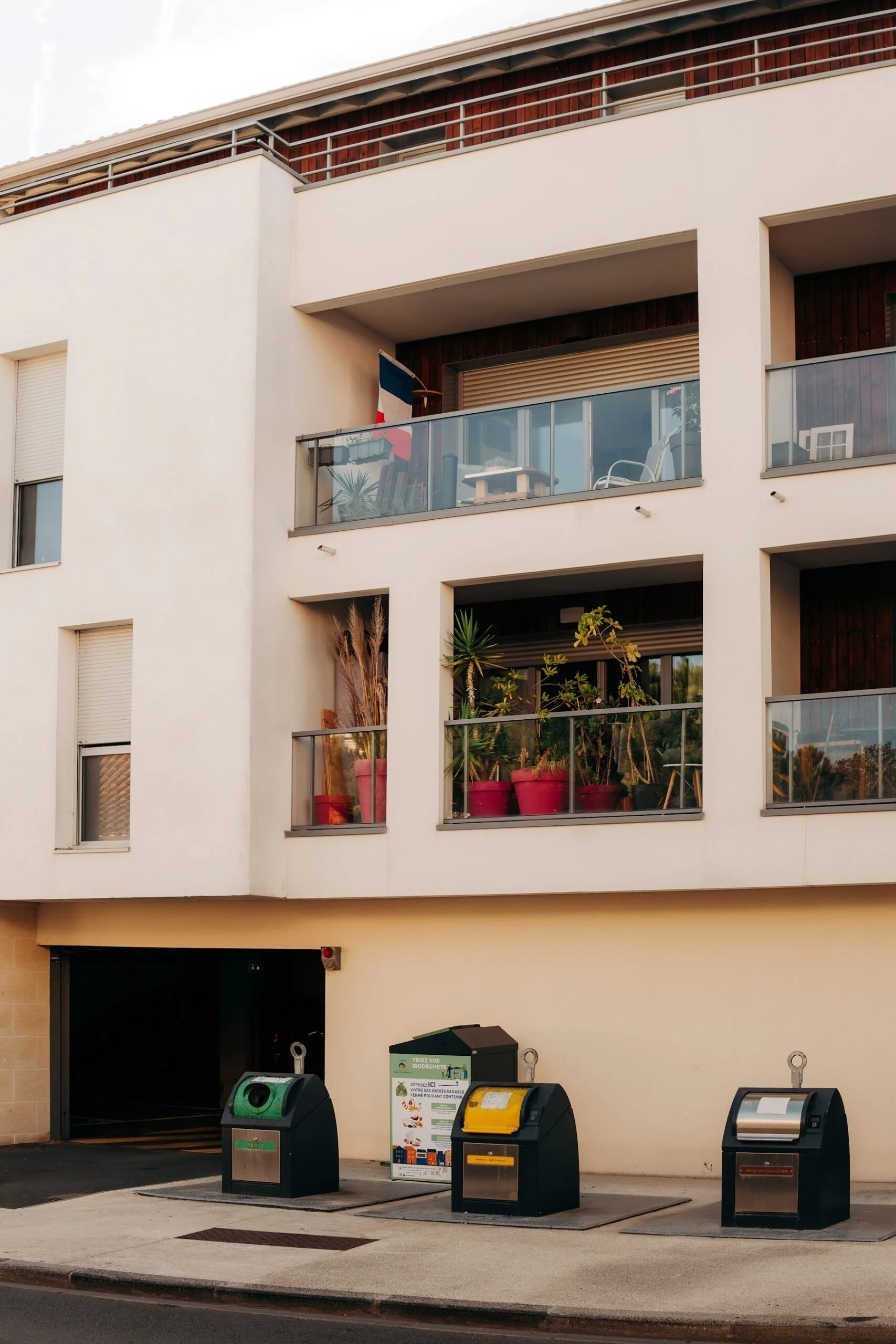 Tre contenitori per la raccolta differenziata davanti a un edificio a La Teste-de-Buch, in Francia