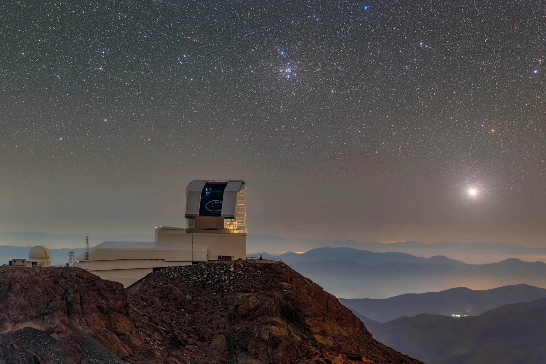 La cupola aperta dell’Osservatorio Vera C. Rubin su Cerro Pachón sotto il cielo stellato, aprile 2025