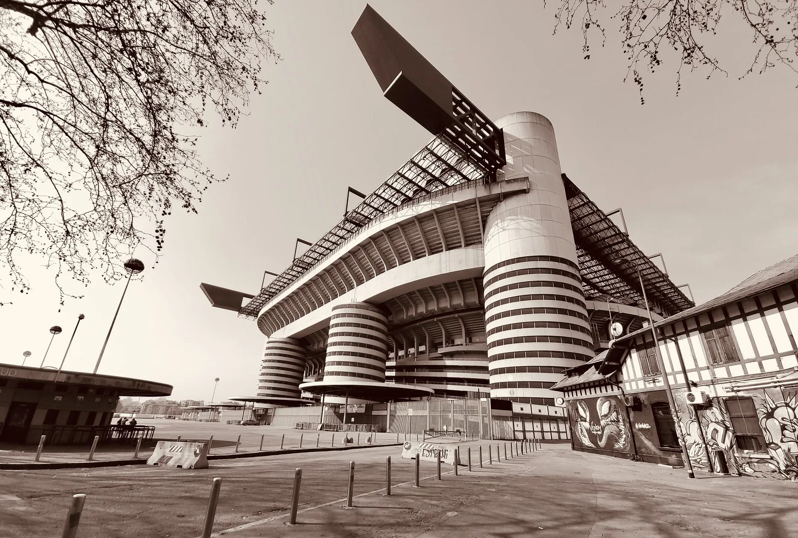 Le torri e la copertura dello stadio San Siro viste dall’esterno, fotografia d’archivio del 2022