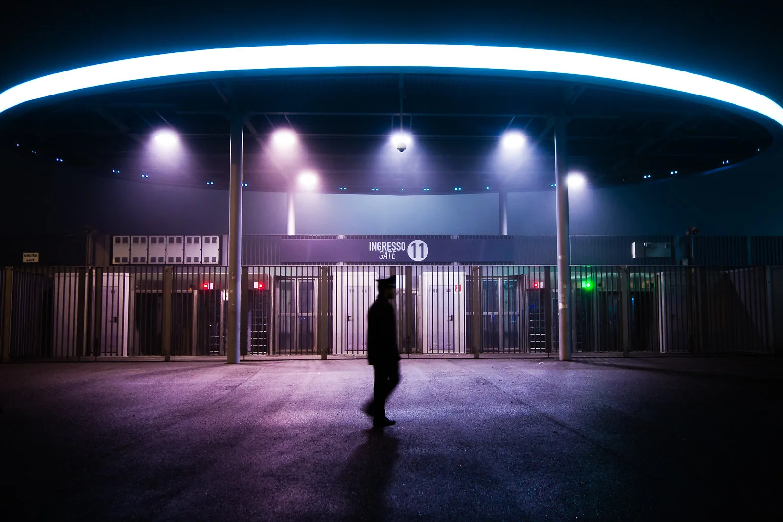 L’ingresso 11 di San Siro illuminato di sera con una sagoma di passaggio, archivio del 2016