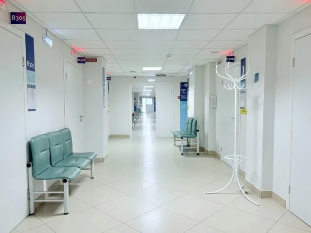 Corridoio sanitario con sedute, fotografia d’archivio