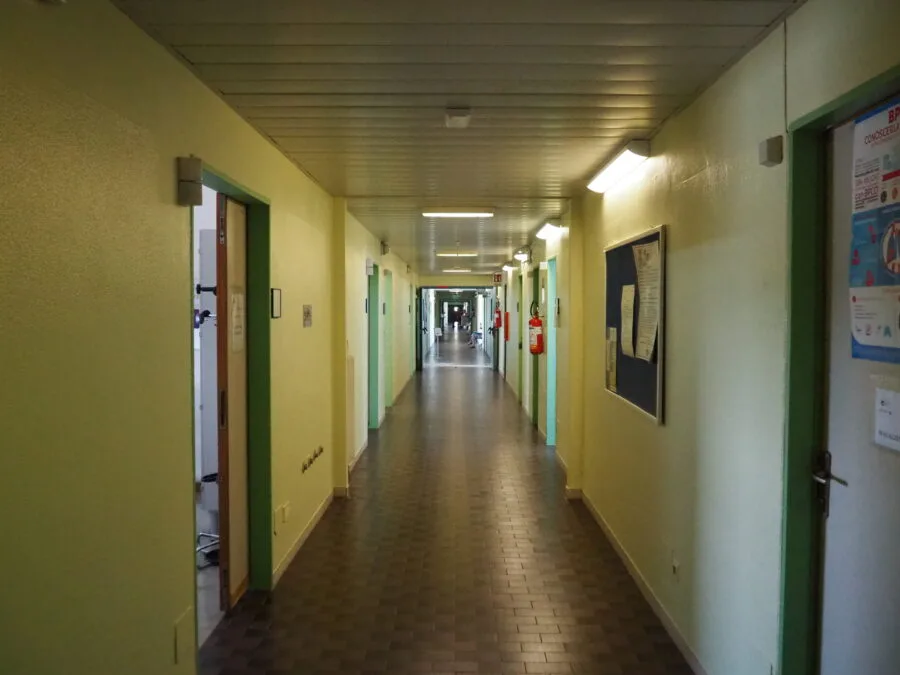 Corridoio ambulatoriale in un ospedale italiano