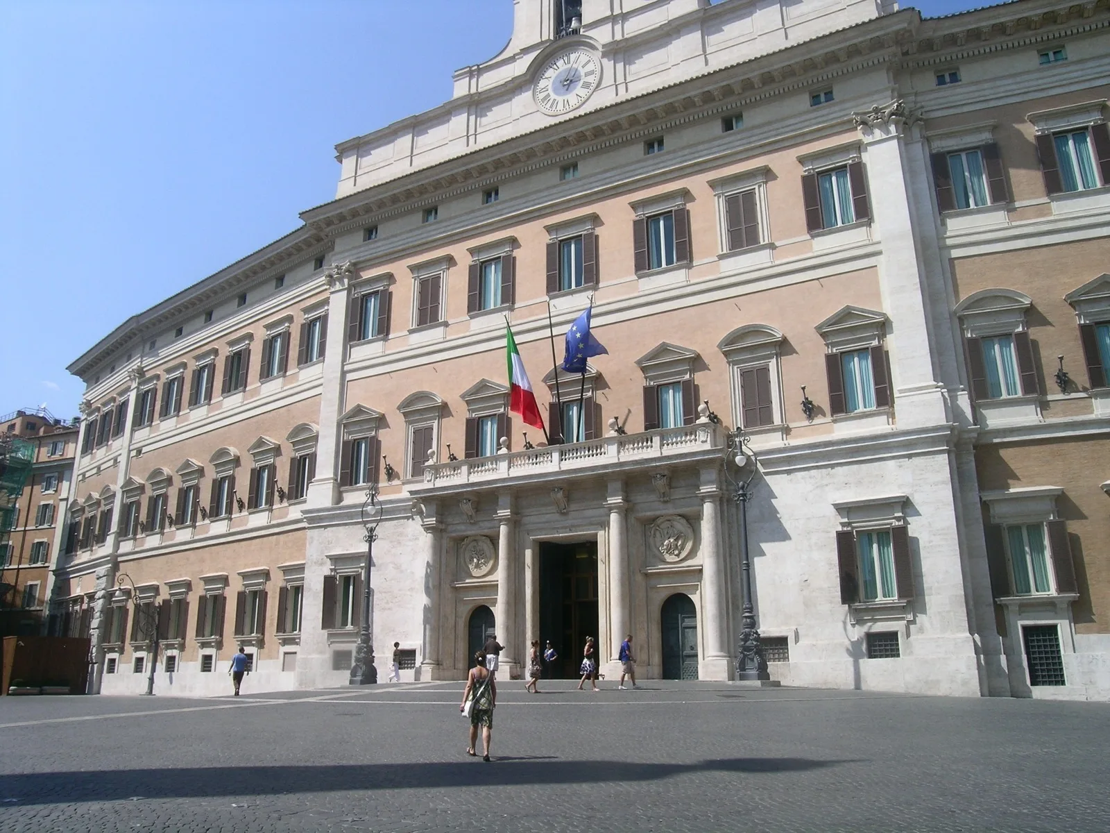 Facciata di Palazzo Montecitorio con le bandiere italiana ed europea