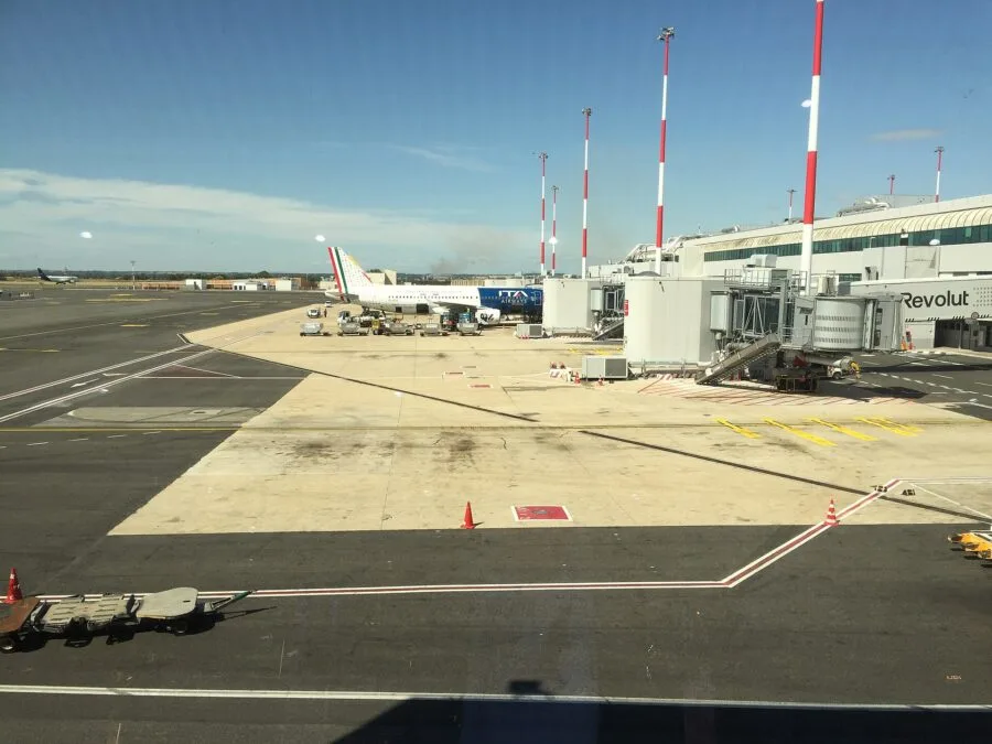 Aerei ITA Airways e finger del terminal all aeroporto di Roma Fiumicino