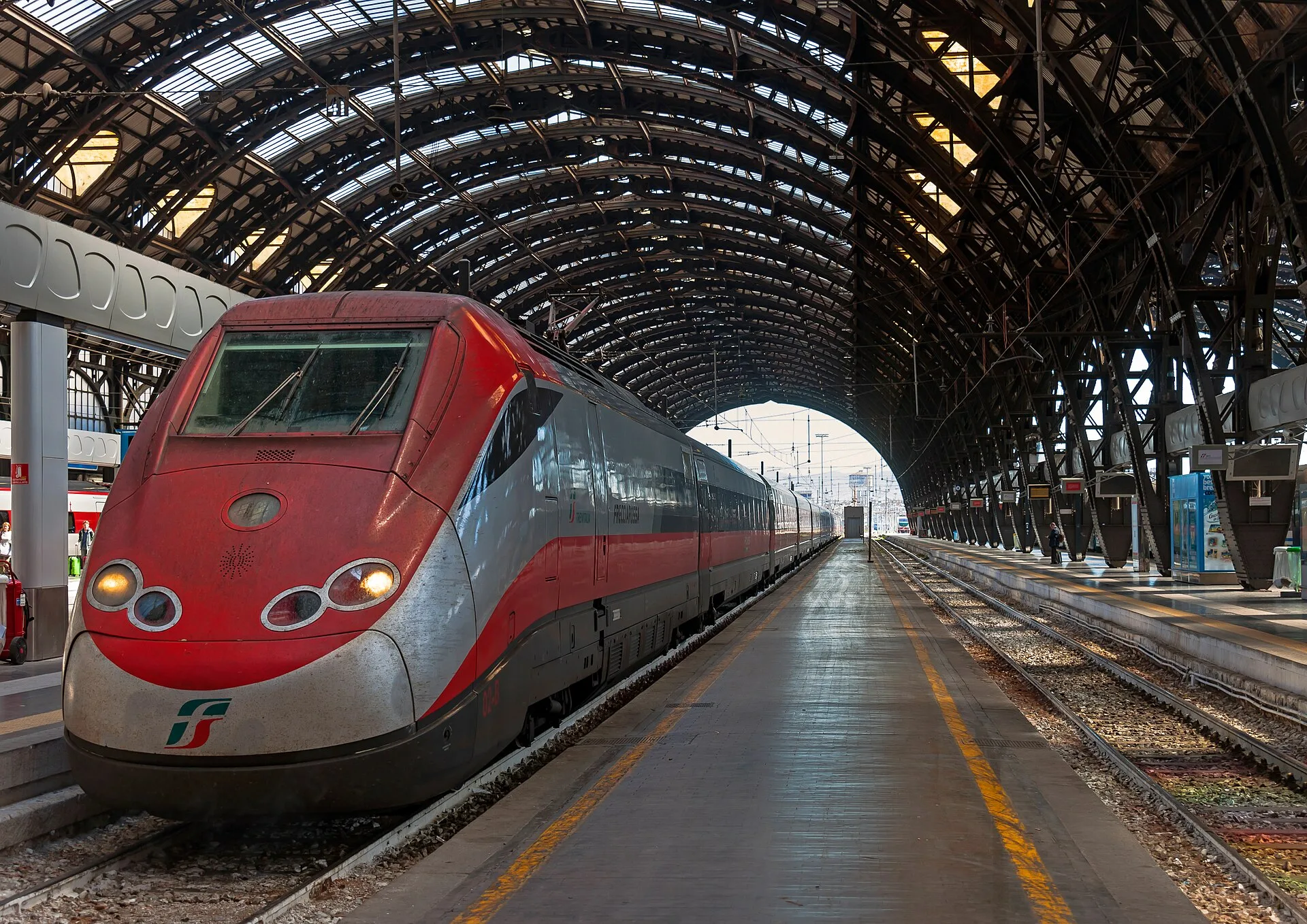 Treno Frecciarossa fermo sui binari della stazione di Milano Centrale
