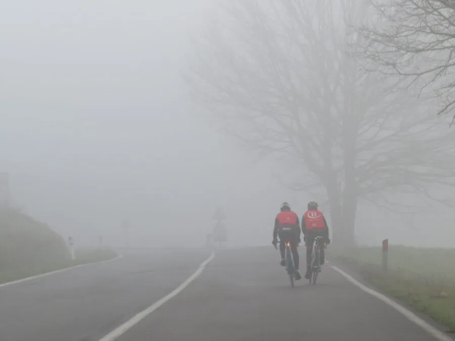 Ciclisti su una strada toscana in condizioni di visibilita' ridotta
