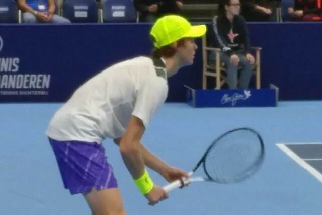 Jannik Sinner in campo durante un torneo ATP
