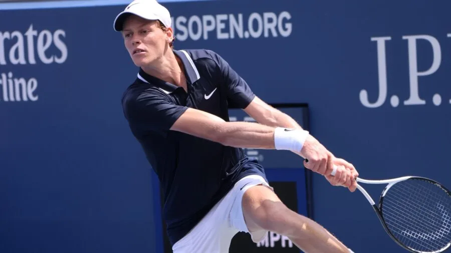 Jannik Sinner in campo durante un allenamento di tennis