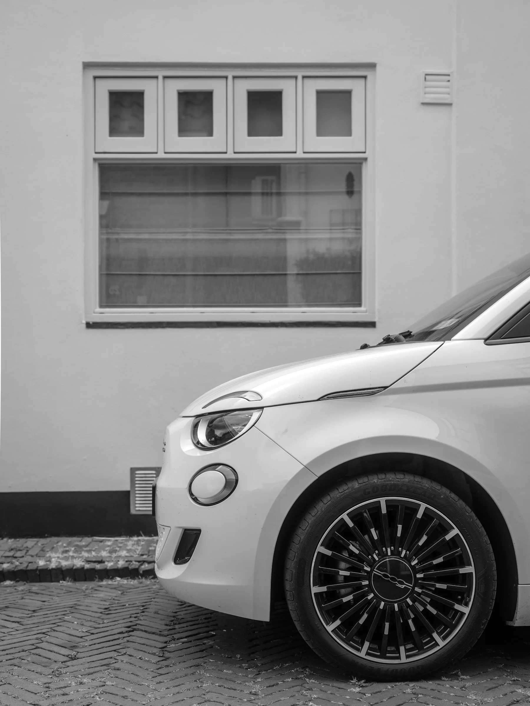 Parte anteriore di una Fiat 500 bianca parcheggiata a Naarden, nei Paesi Bassi