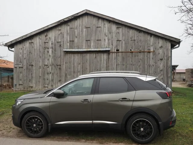 Peugeot 3008 grigia, immagine di archivio