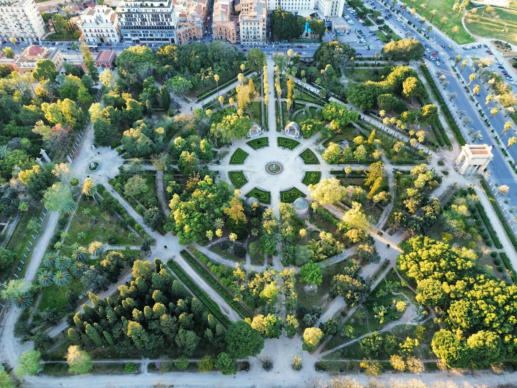 Alberi, viali e aiuole di Villa Giulia a Palermo ripresi dall’alto