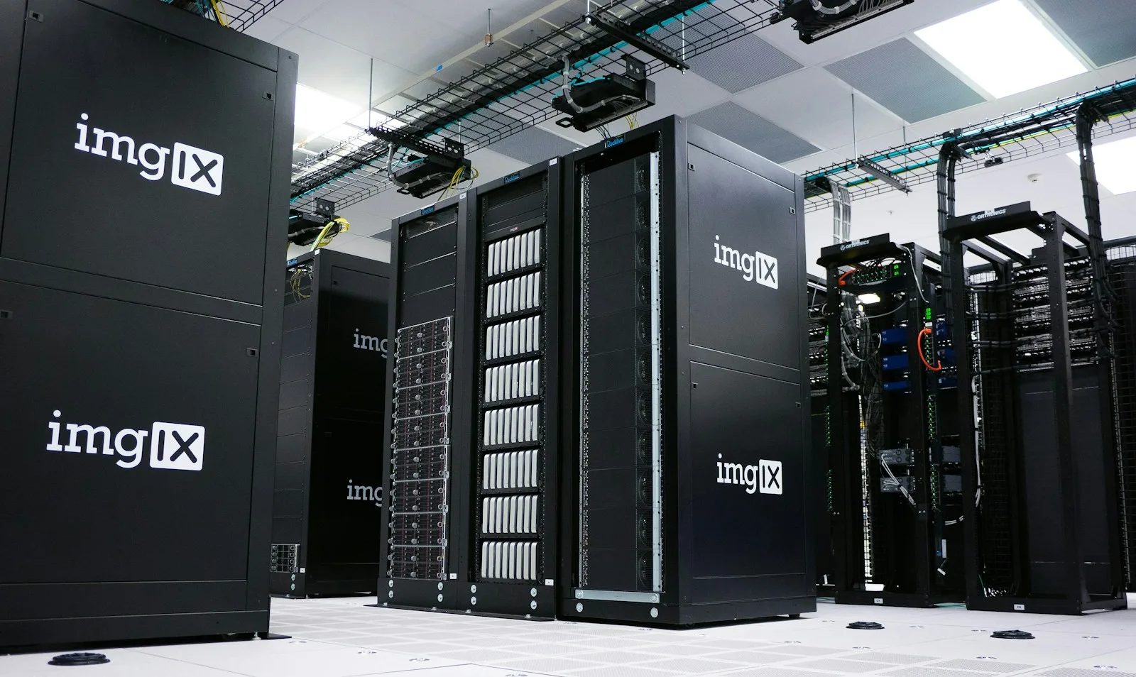 Armadi server con marchio imgix in una sala dati