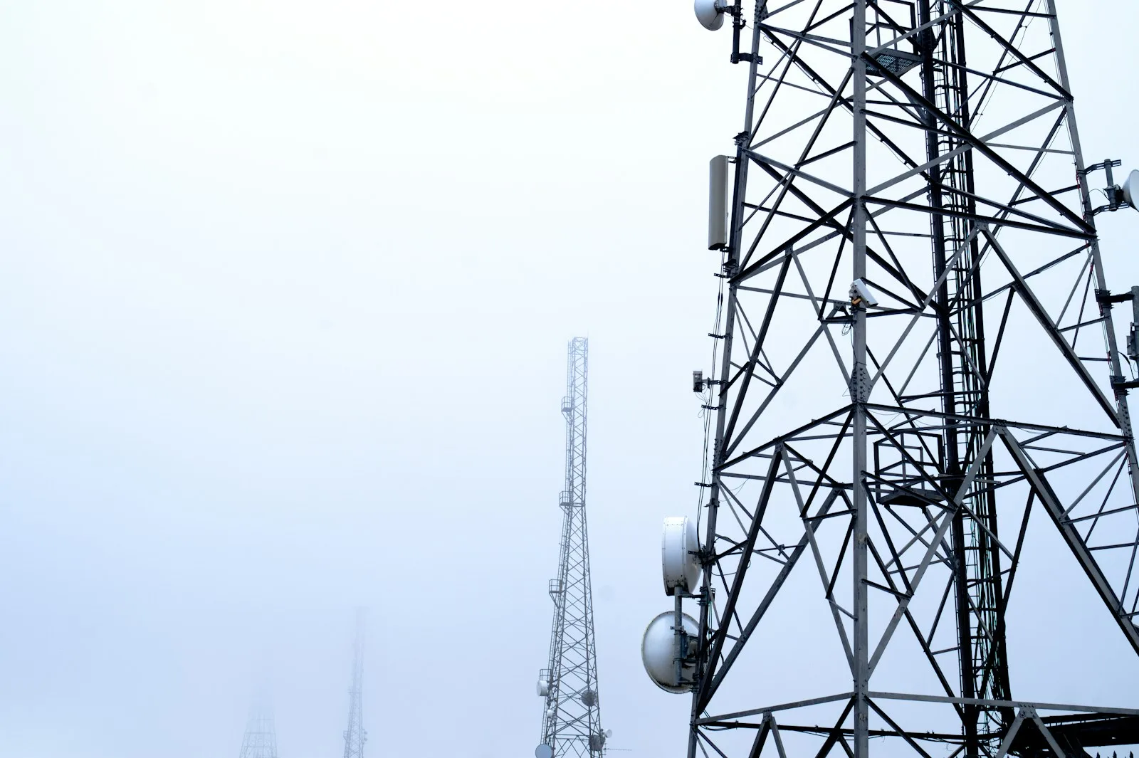 Torri metalliche per telecomunicazioni nella nebbia a Winter Hill
