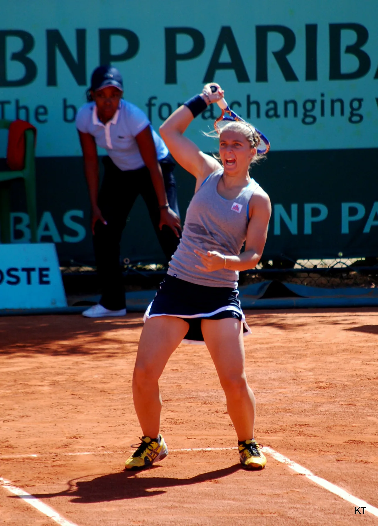 Sara Errani esegue un colpo al Roland Garros del 2011