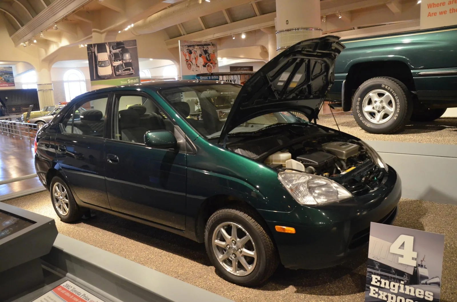 Toyota Prius del 2002 con cofano aperto al museo Henry Ford nel 2016: fotografia di archivio