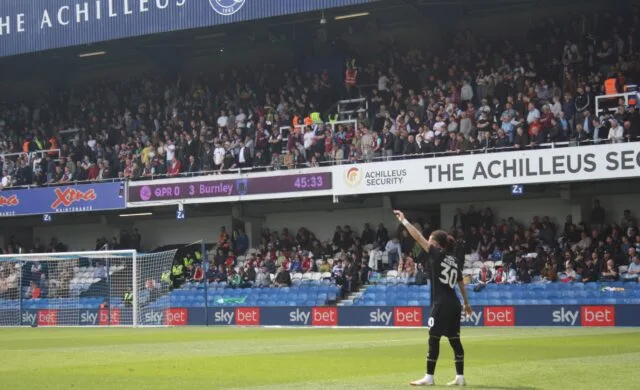 Luca Koleosho durante una partita del Burnley