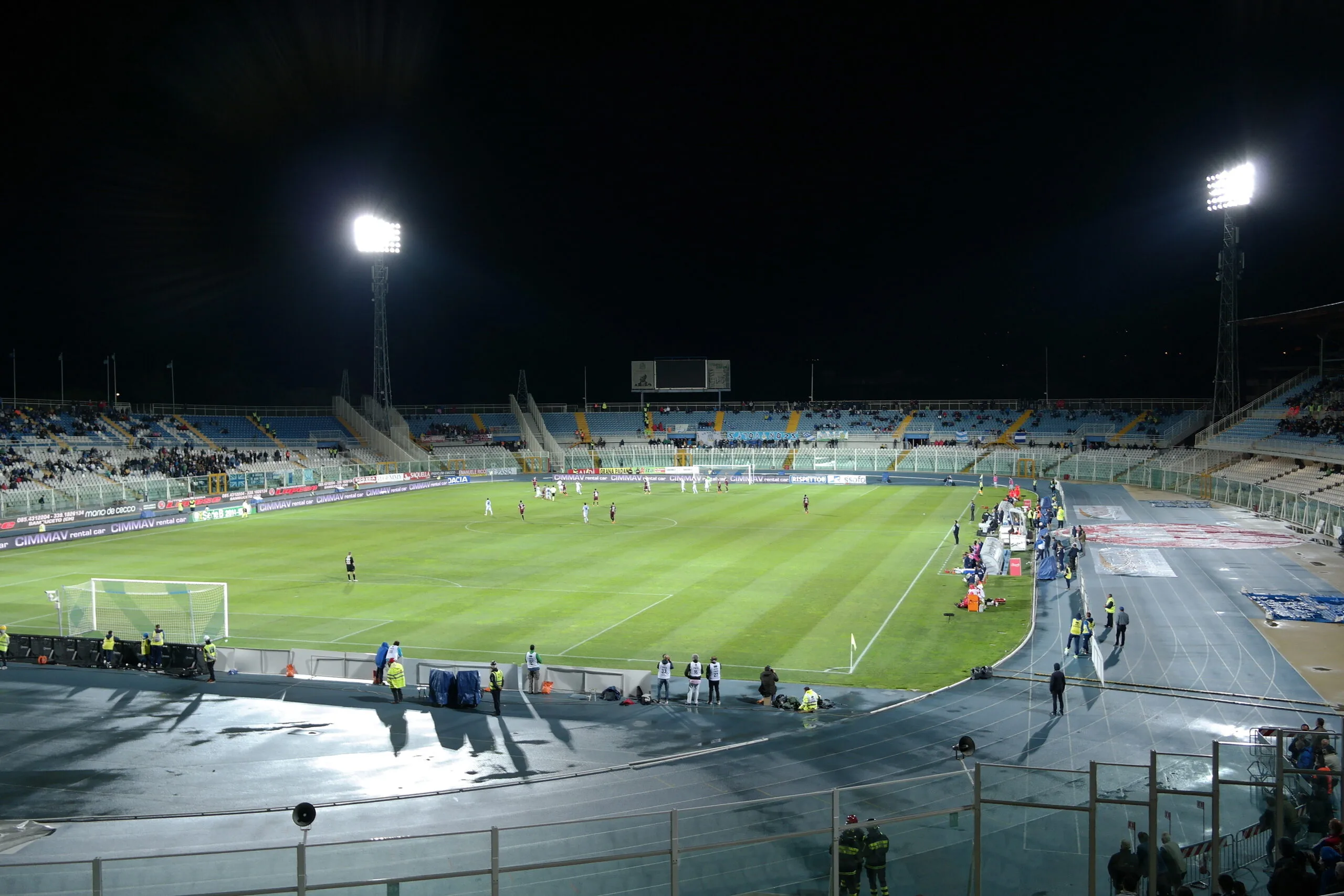Lo stadio Adriatico Giovanni Cornacchia di Pescara durante una partita serale