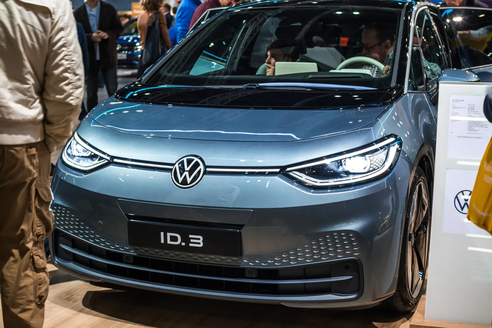 Frontale di una Volkswagen ID.3 azzurra esposta al pubblico