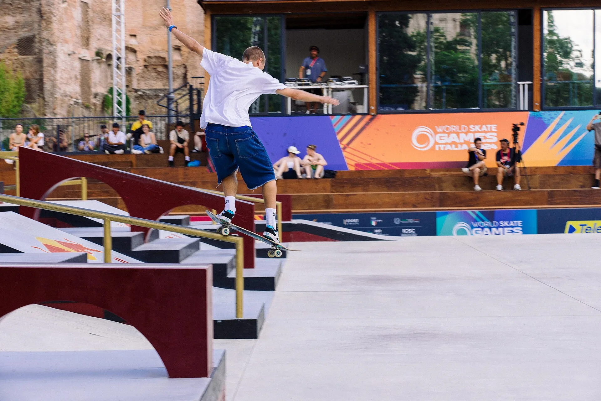 Atleta in azione sulla rampa dello skateboard durante i World Skate Games Italia 2024