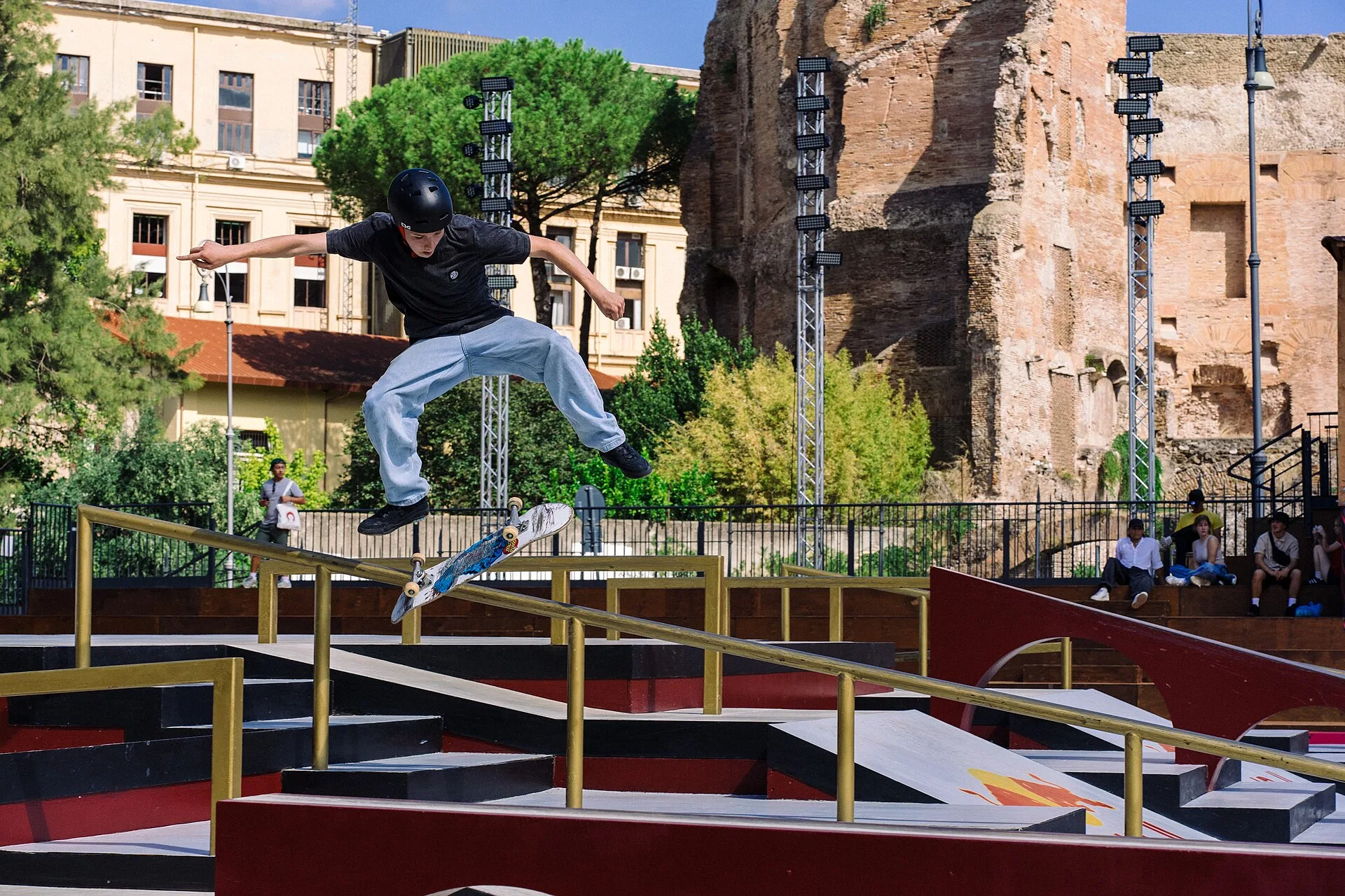 Skateboarder in volo durante una prova dei World Skate Games Italia 2024 a Roma