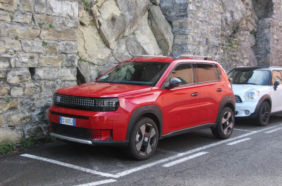 Fiat Grande Panda Hybrid fotografata in Italia