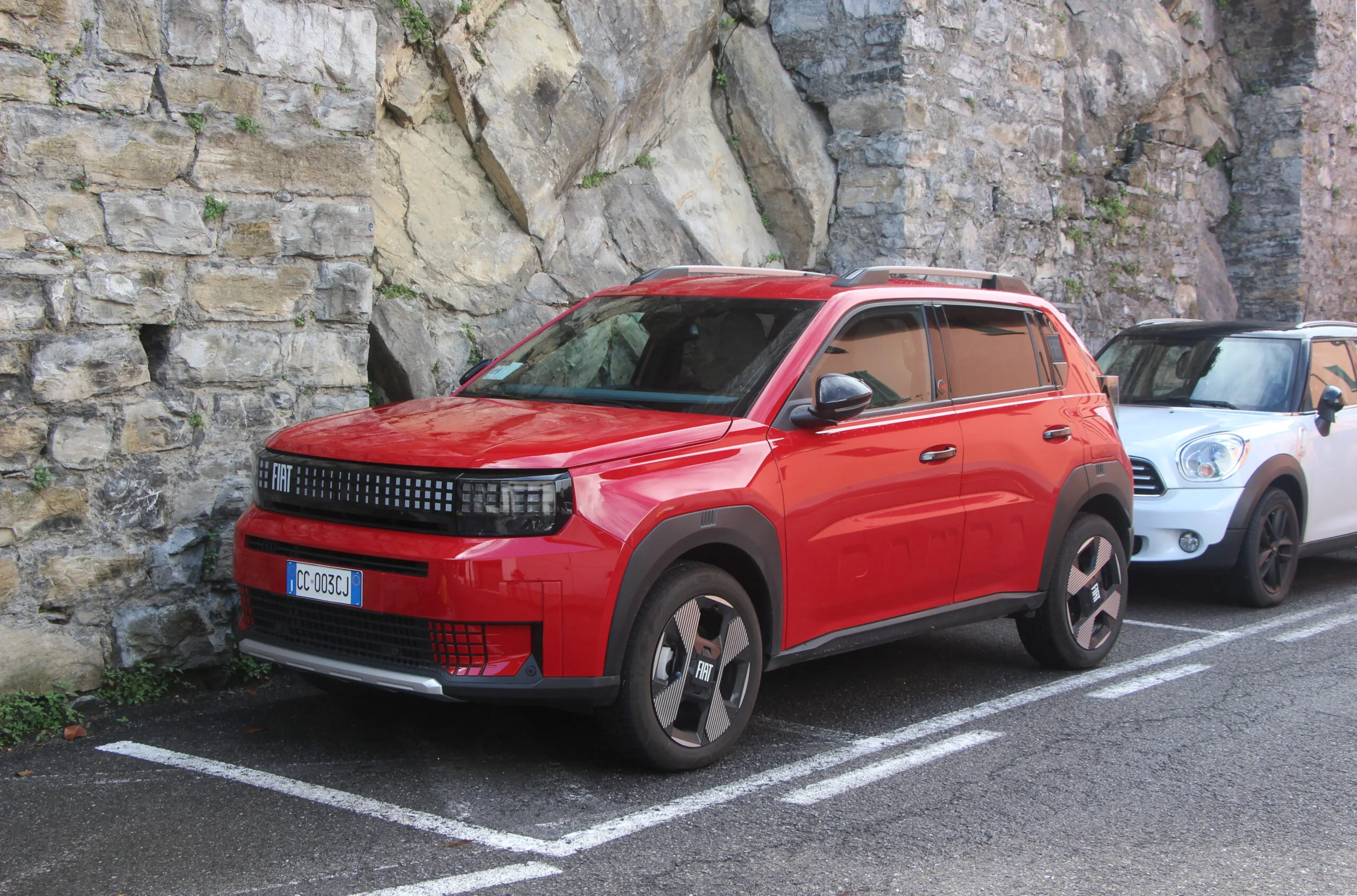 Fiat Grande Panda Hybrid fotografata in Italia