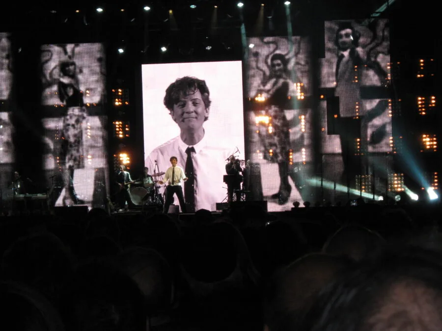 Fiorello sul palco durante uno show tour a Bari