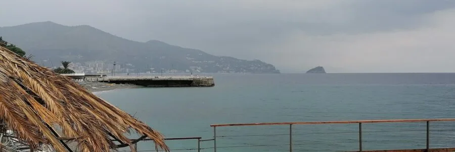 Il Mar Ligure e la costa di Noli sotto la pioggia in una fotografia d’archivio