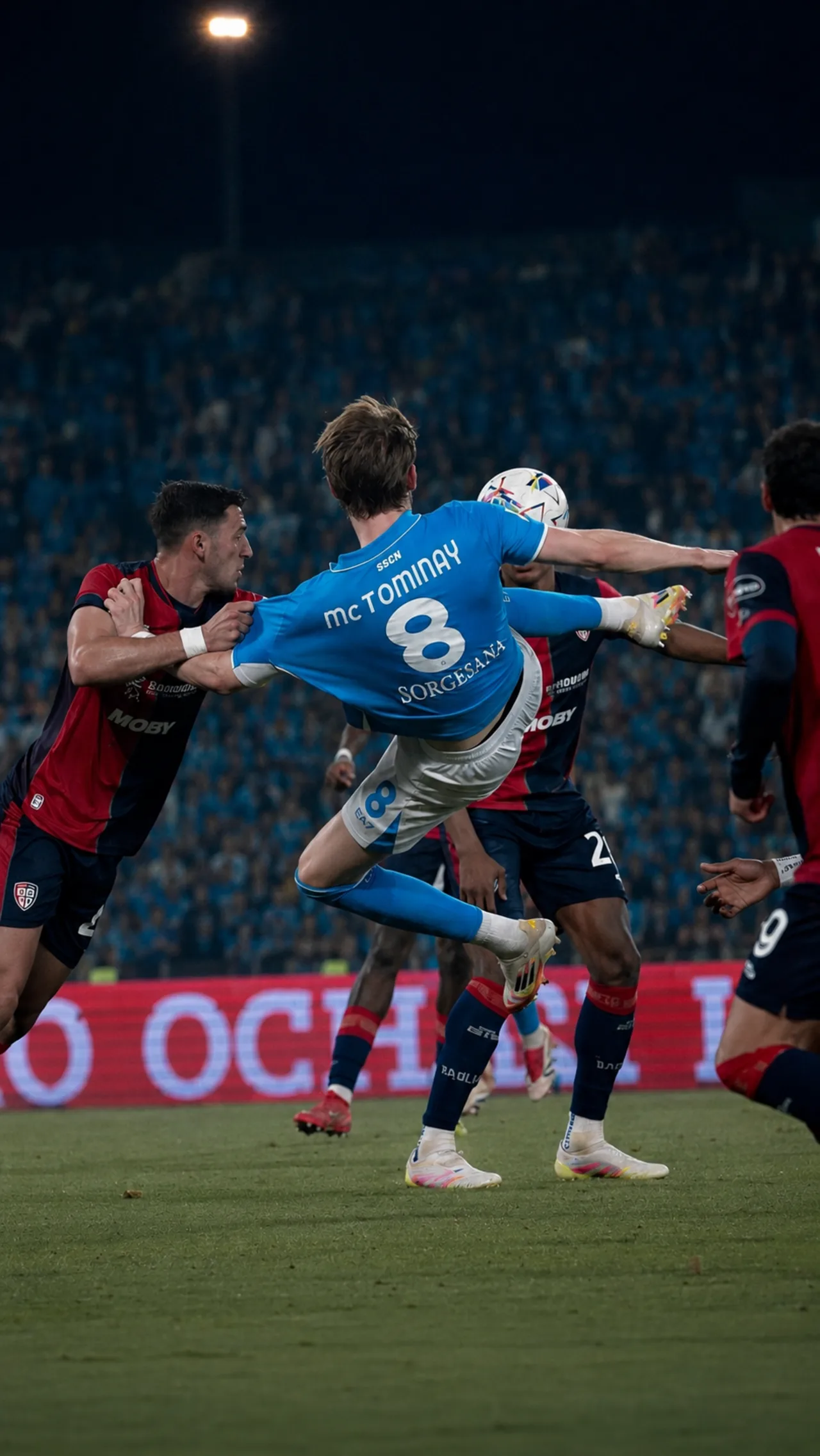 Scott McTominay in azione con la maglia del Napoli durante una partita