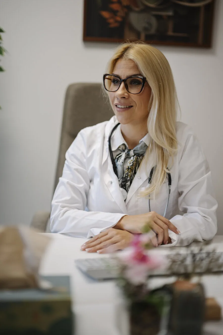 Una medica in camice durante una consulenza in ambulatorio