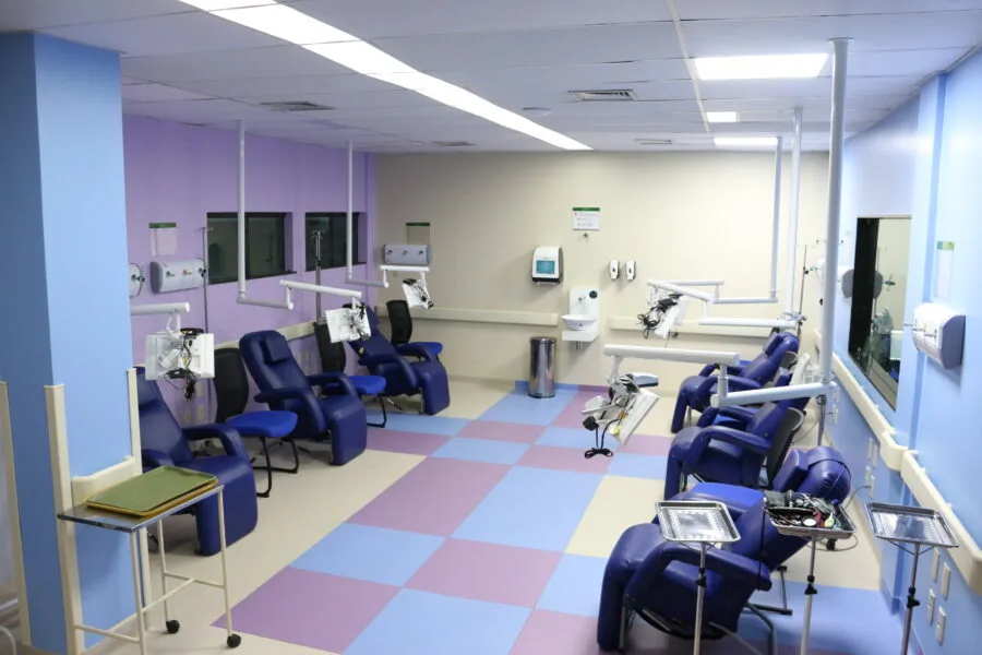 Poltrone e apparecchi per le infusioni in una sala di oncologia