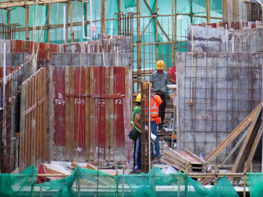 Operai al lavoro all’interno di un edificio in costruzione