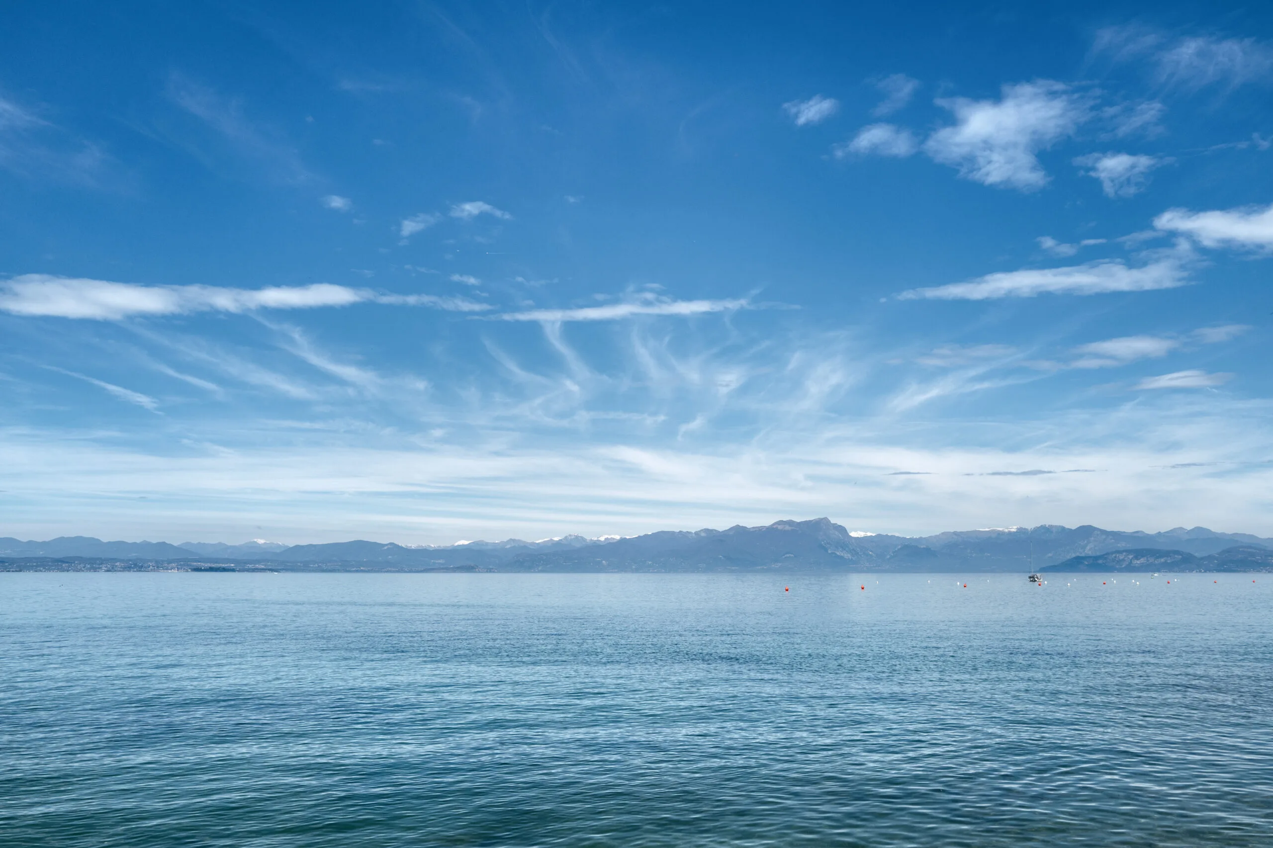 Veduta del Lago di Garda da Peschiera del Garda