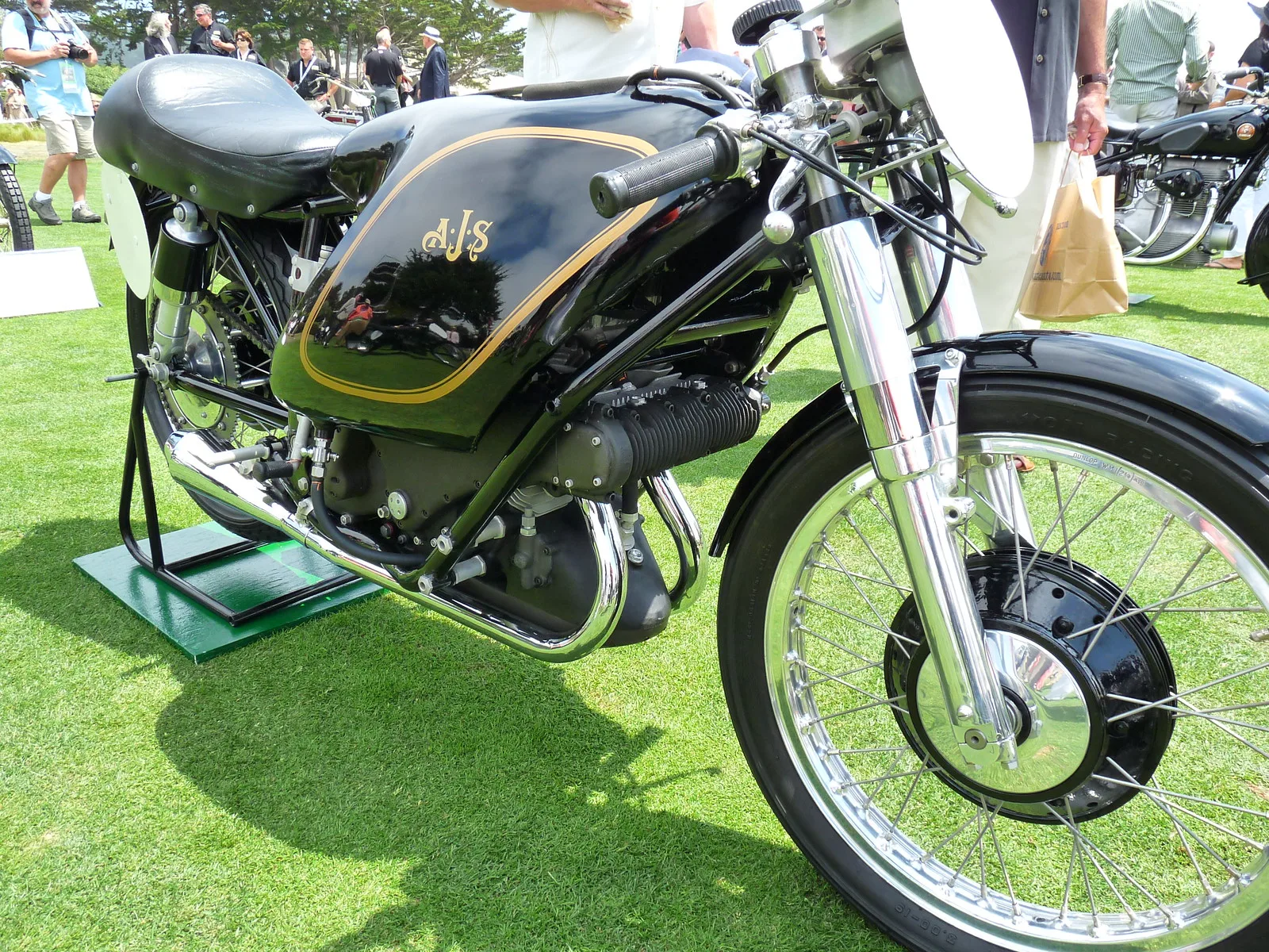 AJS E95 Porcupine del 1954 esposta all’aperto, fotografia di archivio del 2009