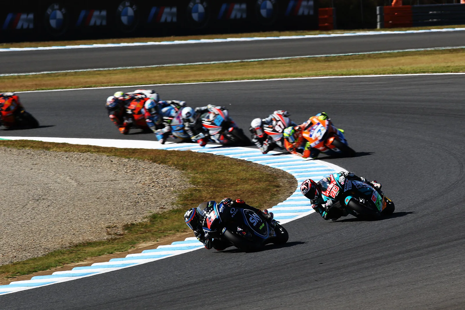 Francesco Bagnaia numero 42 sulla Kalex del team Sky VR46 davanti al gruppo a Motegi nel 2018