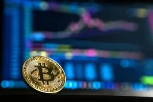 Riproduzione fisica del simbolo Bitcoin, fotografia di archivio