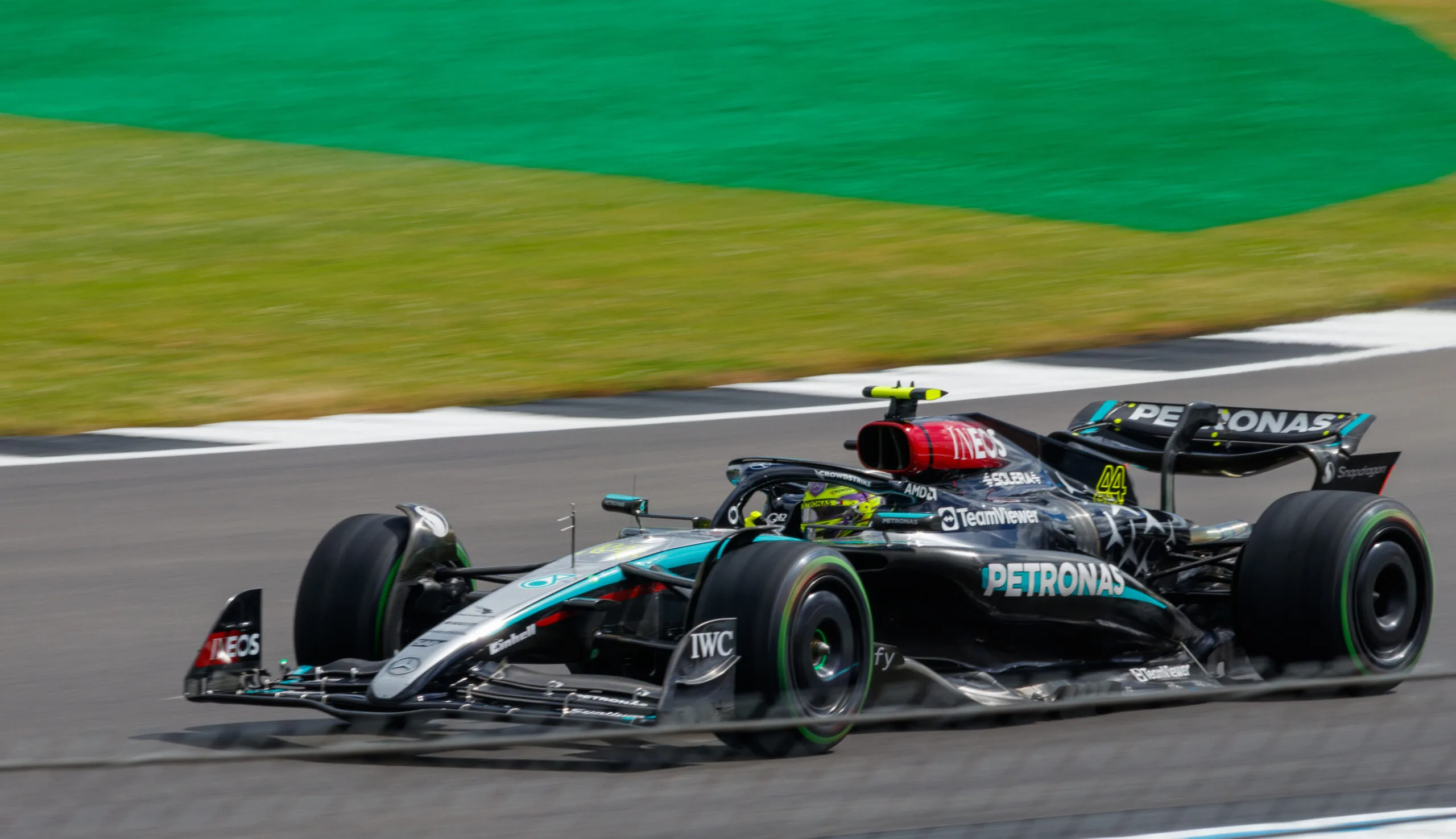 Lewis Hamilton sulla Mercedes numero 44 a Silverstone nel luglio 2024, foto d’archivio