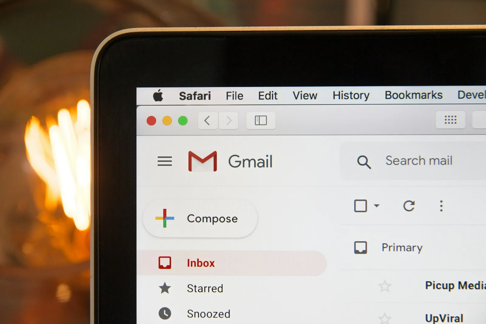 Schermo di un portatile con la casella di posta Gmail aperta nel browser