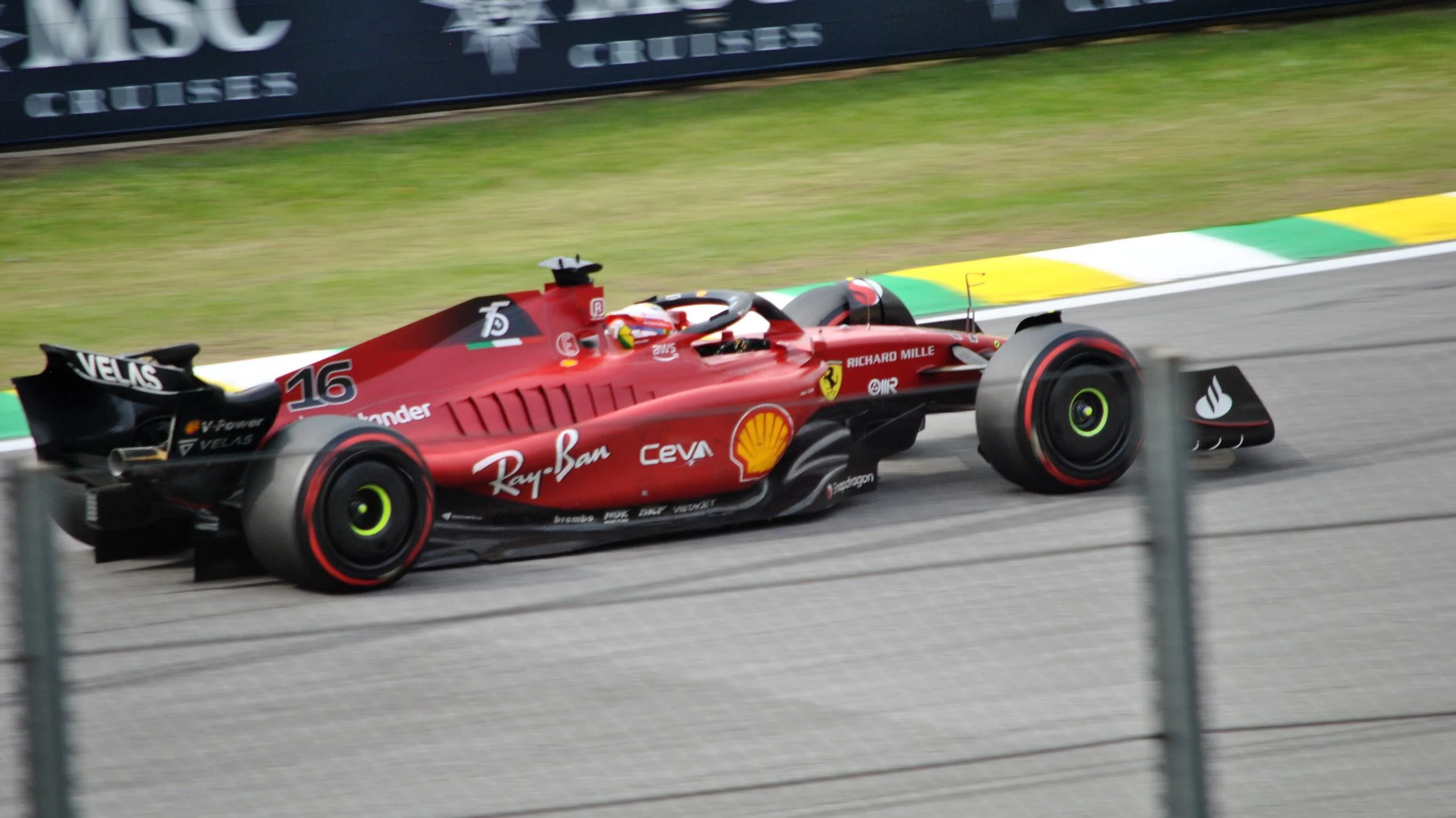 La Ferrari numero 16 di Charles Leclerc a Interlagos nel novembre 2022, foto d’archivio