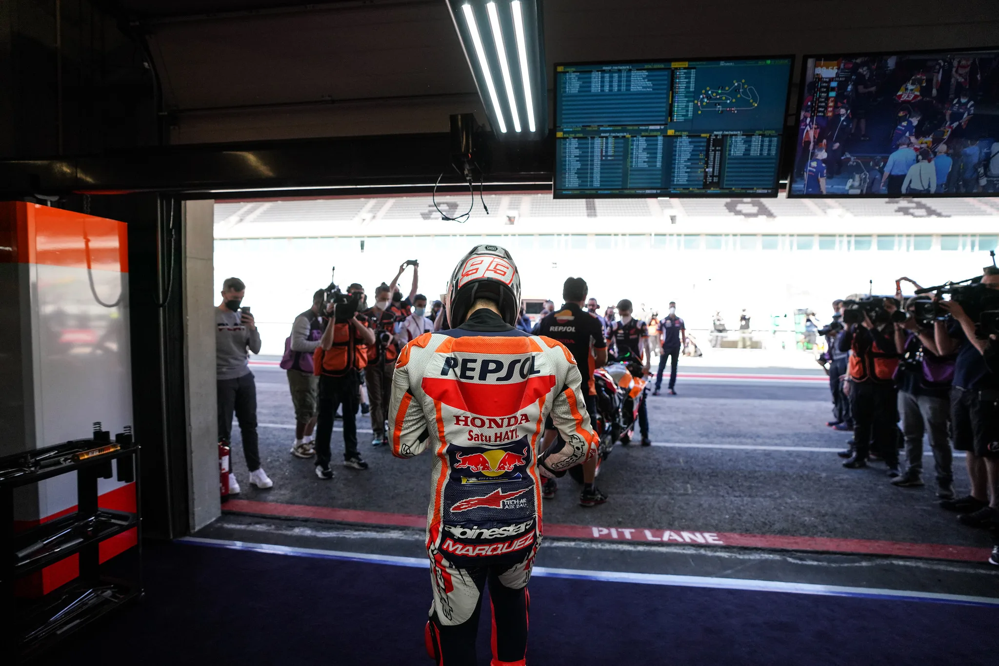 Marc Márquez di spalle nel box Honda al GP del Portogallo del 2021