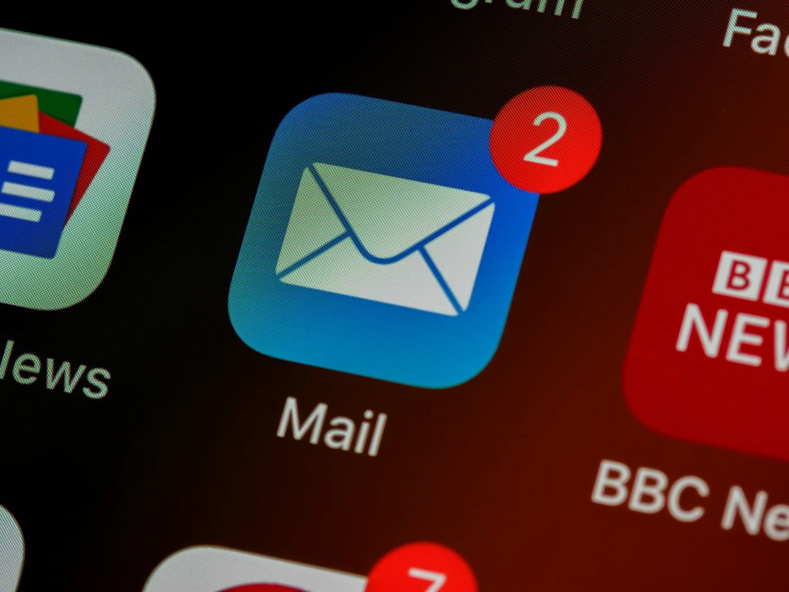 Primo piano fotografico dell’icona Mail sullo schermo di uno smartphone