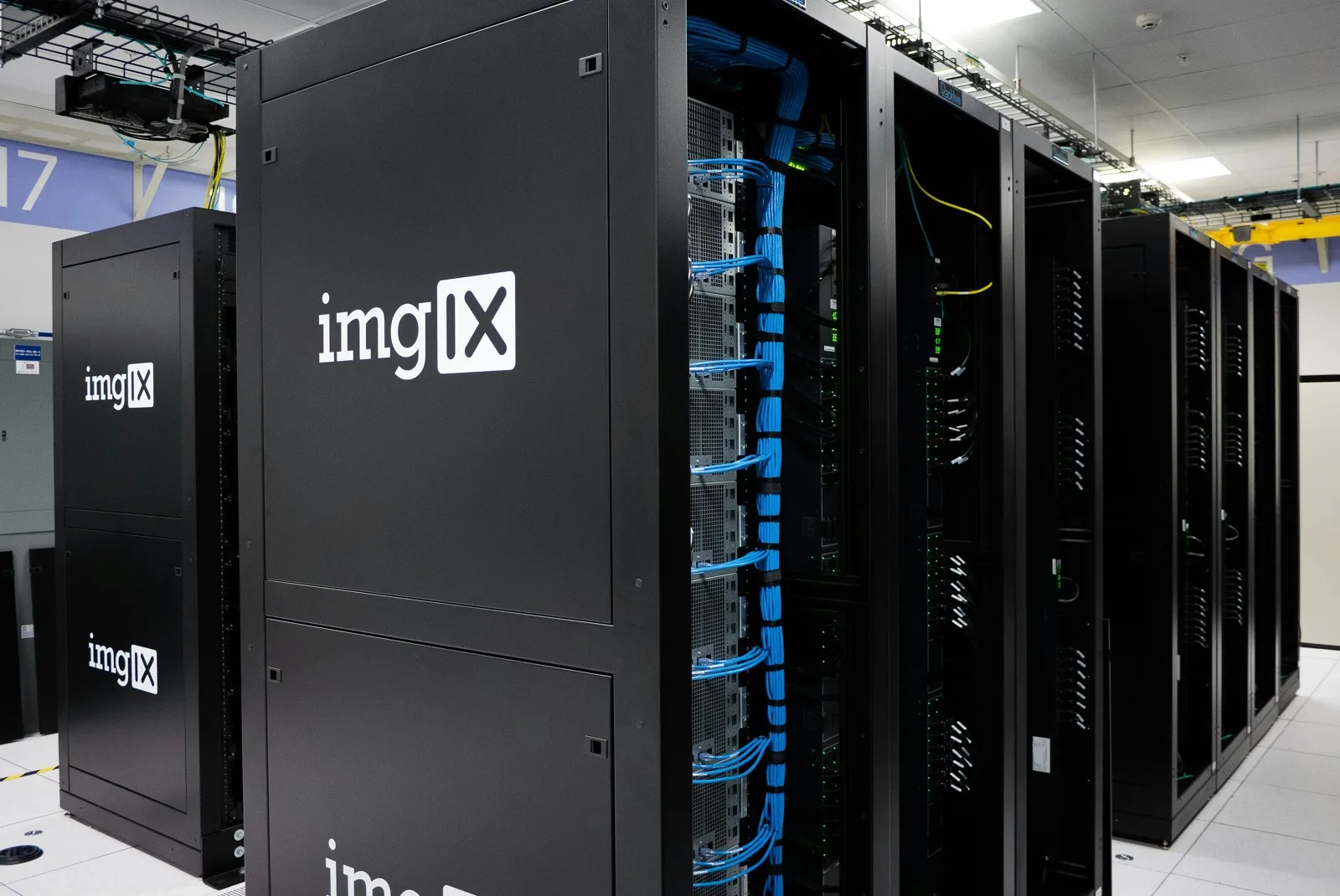 Armadi server neri con marchio imgix e cablaggi blu in un centro dati